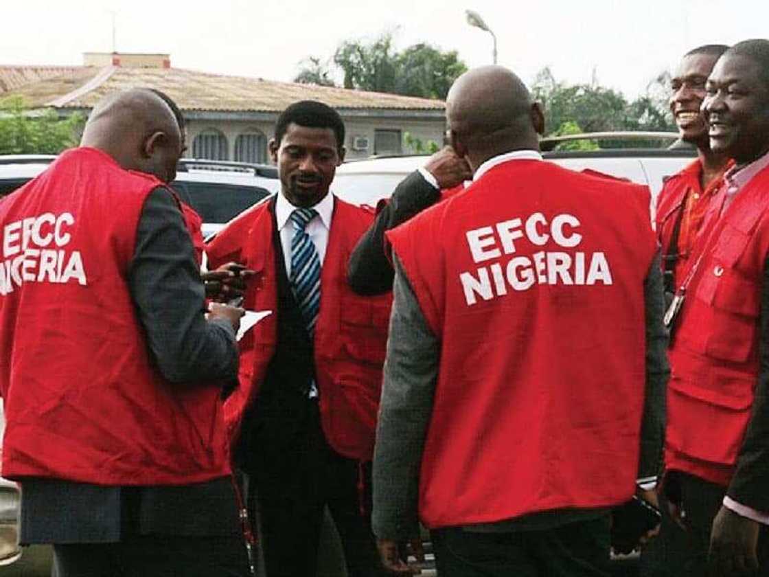 EFCC ta sake gurfanar da dan uwan Saraki da tsohon kwamishinan Kwara EFCC ta sake gurfanar da dan uwan Saraki da tsohon kwamishinan Kwara