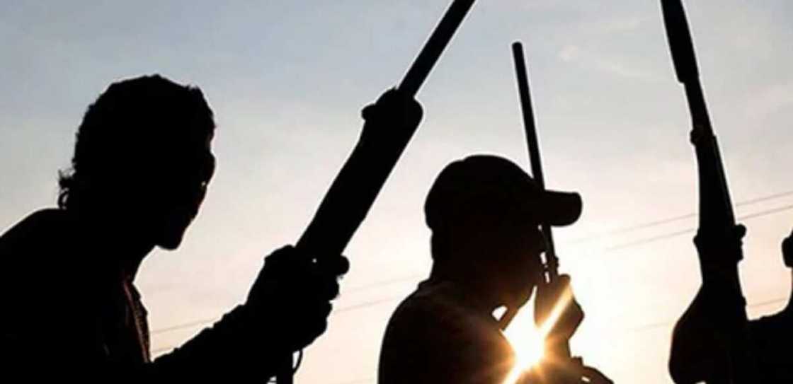 'Yan fashi sun far wa kwastoman banki da nufin kwace kudi N10m 'Yan fashi sun far wa kwastoman banki da nufin kwace kudi N10m