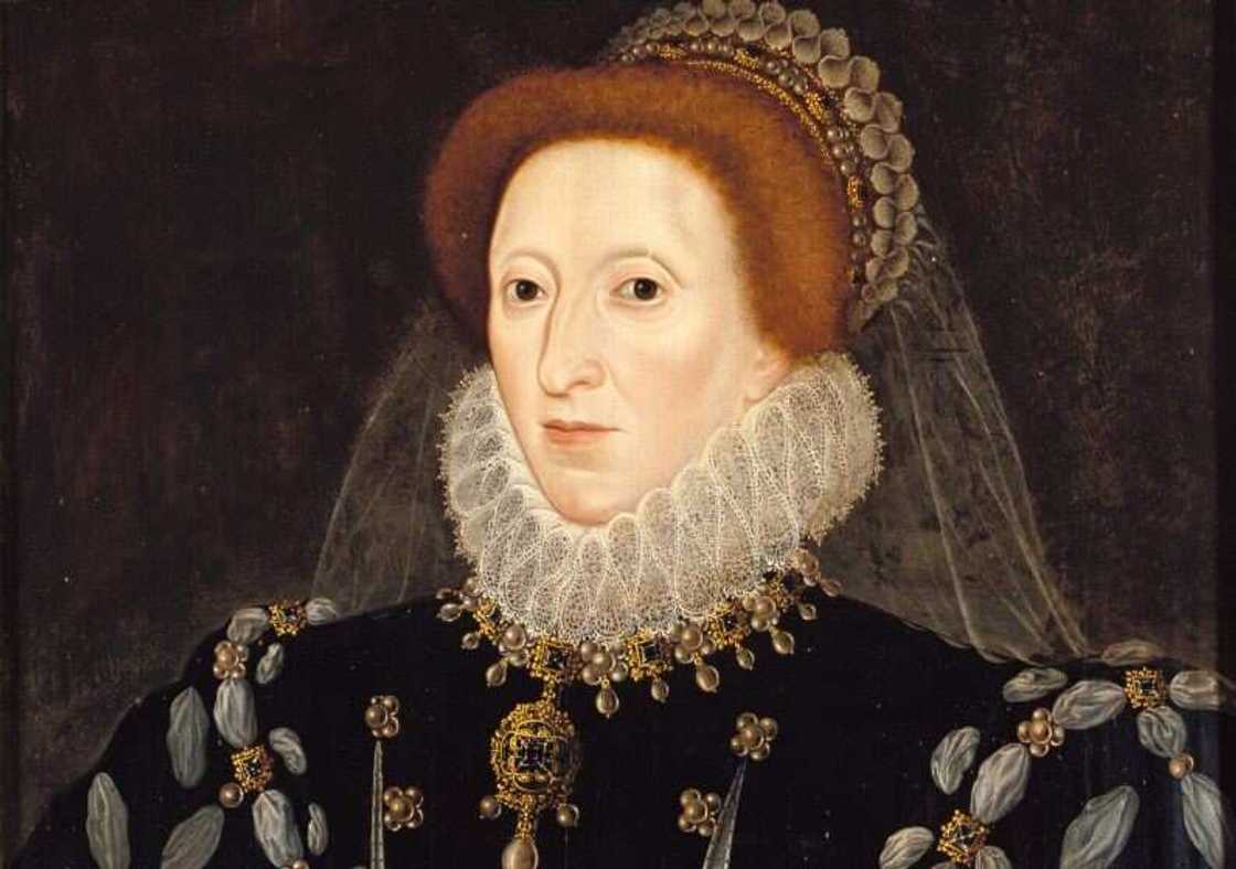 Portrait of Queen Elisabeth I in a royal gown and a crown Portrait of Queen Elisabeth I in a royal gown and a crown