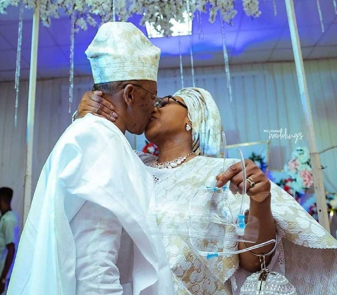 Hotunan auren bazawara mai shekaru 50 da bazawari mai shekaru 60 sun kayatar Hotunan auren bazawara mai shekaru 50 da bazawari mai shekaru 60 sun kayatar