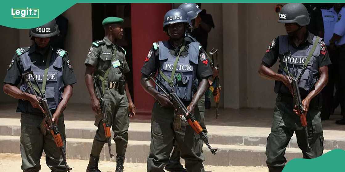 Yan bindiga sun ƙona fadar basarake a jihar Anambra. Yan bindiga sun ƙona fadar basarake a jihar Anambra.