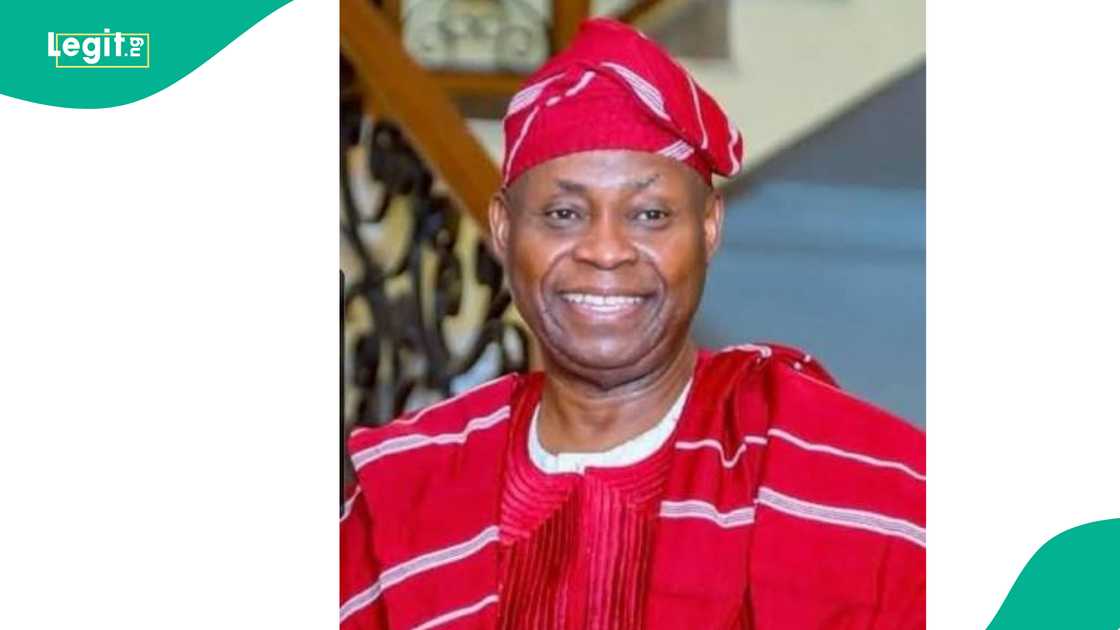 Davido's billionaire father Deji Adeleke celebrates with graduates from his university. Davido's billionaire father Deji Adeleke celebrates with graduates from his university.