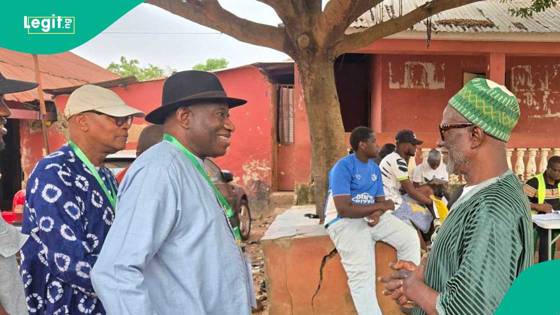 Jonathan yayin duba zabe a kasar Guinea Bissau Jonathan yayin duba zabe a kasar Guinea Bissau