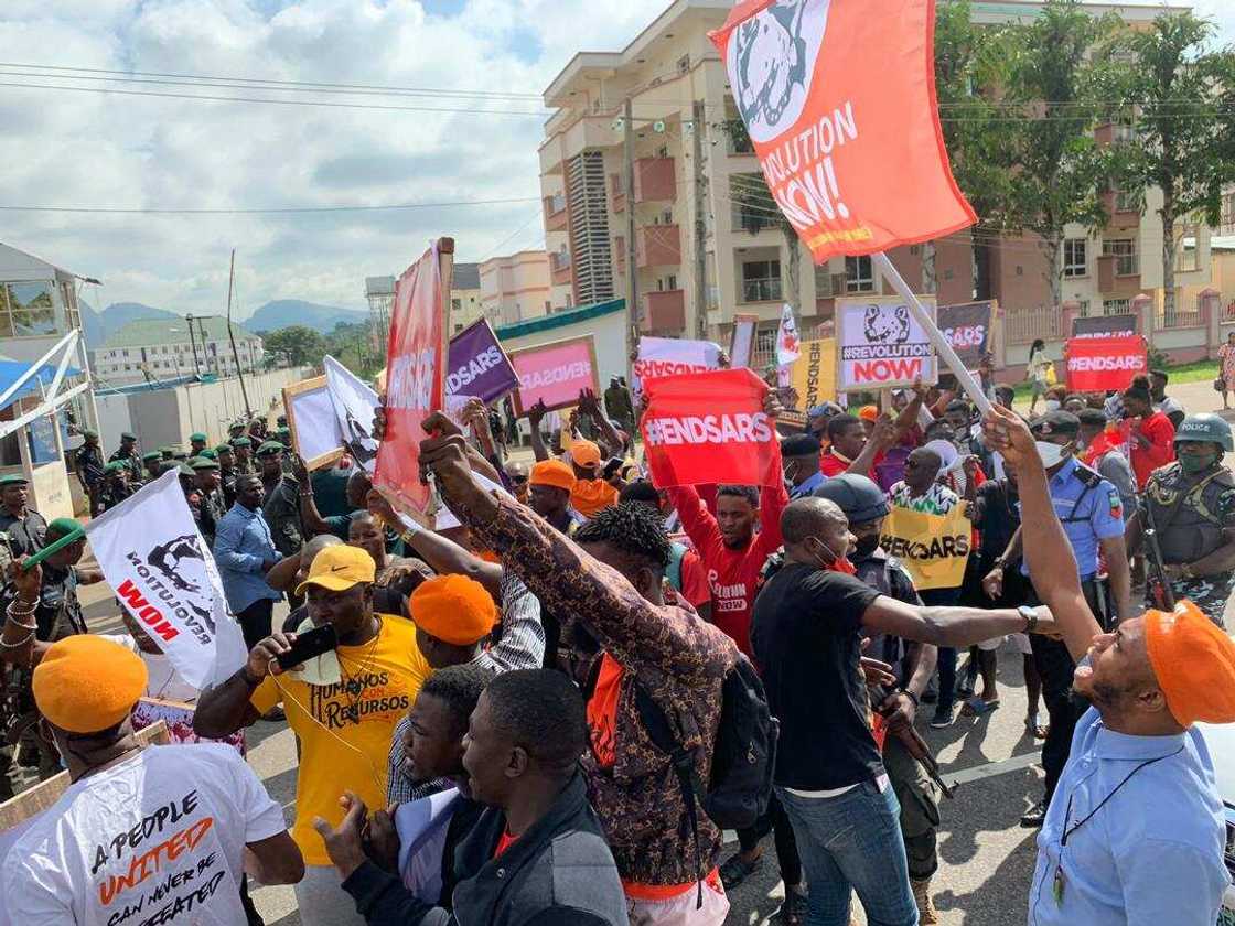 An kashe dan sanda daya a yayin da zanga-zangar neman rushe SARS ta rikide zuwa rikici a wasu jihohi 3 An kashe dan sanda daya a yayin da zanga-zangar neman rushe SARS ta rikide zuwa rikici a wasu jihohi 3