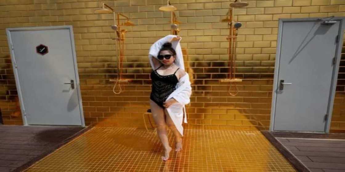 Hotunan cikin otal na farko a duniya da aka kawata da zinari Hotunan cikin otal na farko a duniya da aka kawata da zinari