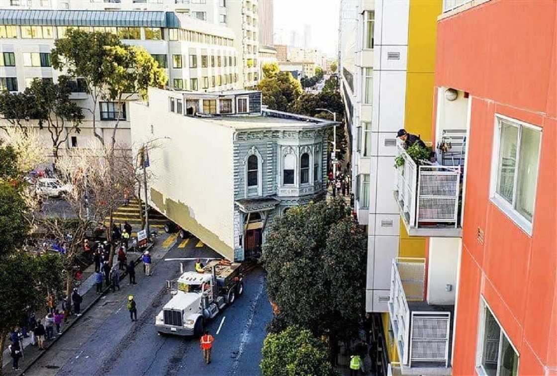 Hotuna da bidiyon yadda aka daga gida kacokan daga wata unguwa zuwa wata a Amurka Hotuna da bidiyon yadda aka daga gida kacokan daga wata unguwa zuwa wata a Amurka