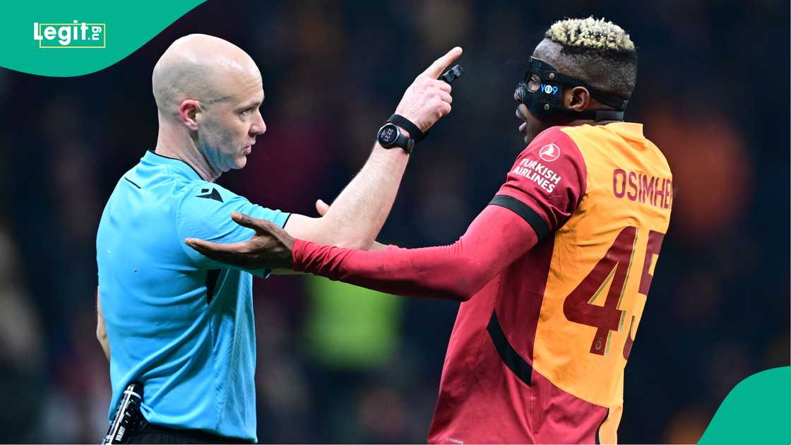 Anthony Taylor, Victor Osimhen, Galatasaray, AZ Alkmaar, Rams Park, Istanbul, Turkiye, UEFA Europa League. Anthony Taylor, Victor Osimhen, Galatasaray, AZ Alkmaar, Rams Park, Istanbul, Turkiye, UEFA Europa League.