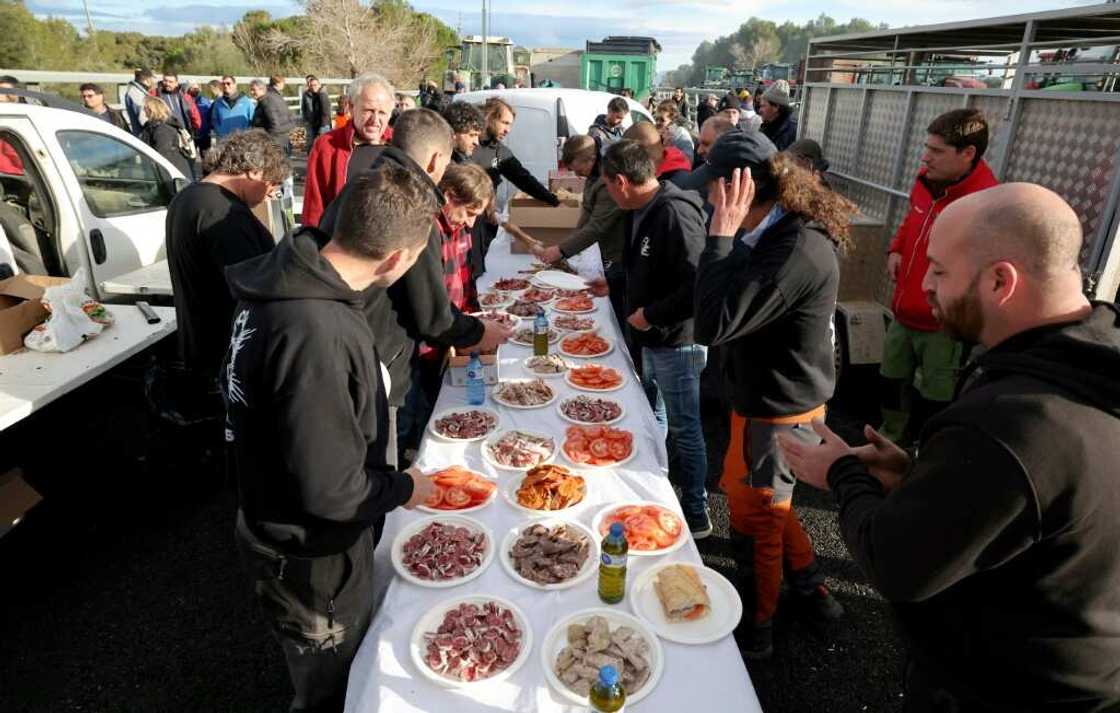 Spanish farmers on blockade duty spent the night on the AP-7 motorway near the French border and were up early to eat breakfast