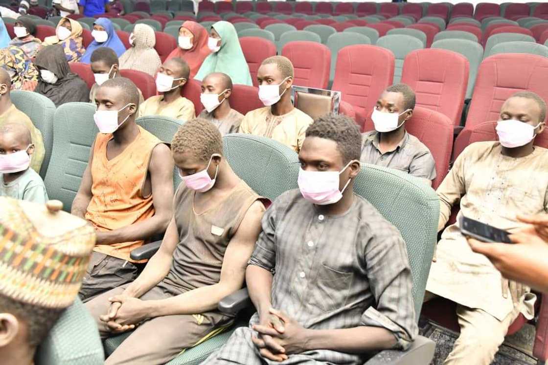 Cikin Hotuna: Gwamnan jihar Neja ya karbi fasinjoji 53 da suka kubuta daga hannun 'yan fashi Cikin Hotuna: Gwamnan jihar Neja ya karbi fasinjoji 53 da suka kubuta daga hannun 'yan fashi