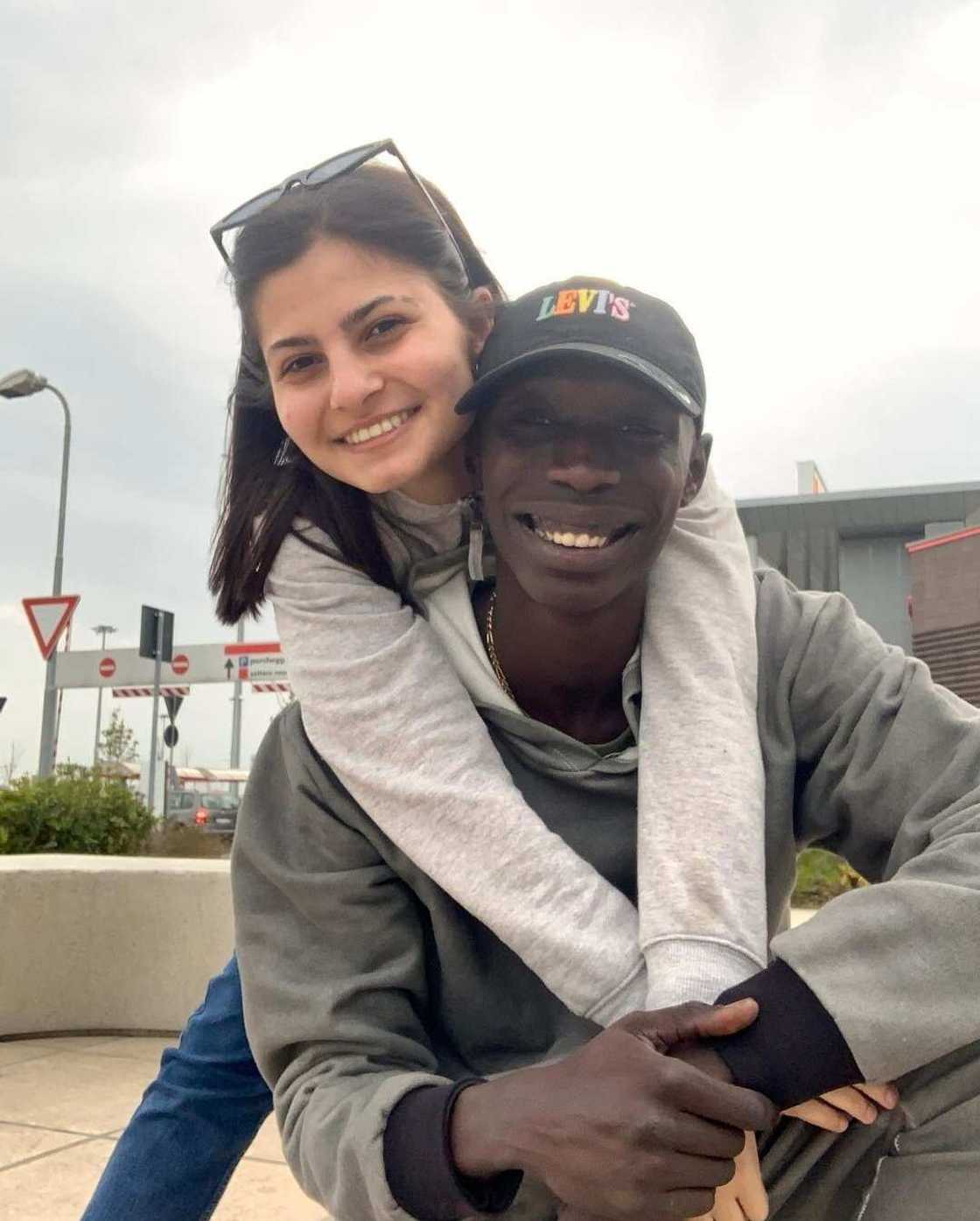 Hotunan Matashi Bakar Fata da Budurwarsa Farar Fata Ya Jawo Cece-Kuce Hotunan Matashi Bakar Fata da Budurwarsa Farar Fata Ya Jawo Cece-Kuce