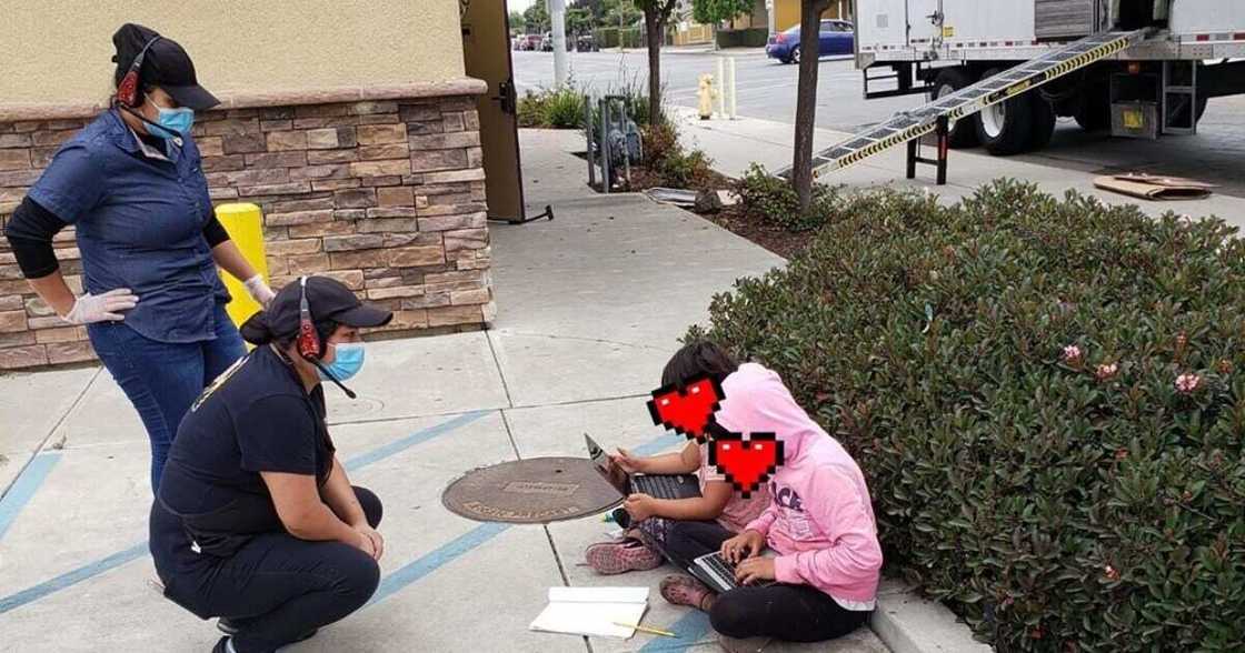 An yiwa wasu yara guda 2 kyautar naira miliyan 43, bayan an iske su suna aikin makaranta a wajen sayar da abinci An yiwa wasu yara guda 2 kyautar naira miliyan 43, bayan an iske su suna aikin makaranta a wajen sayar da abinci