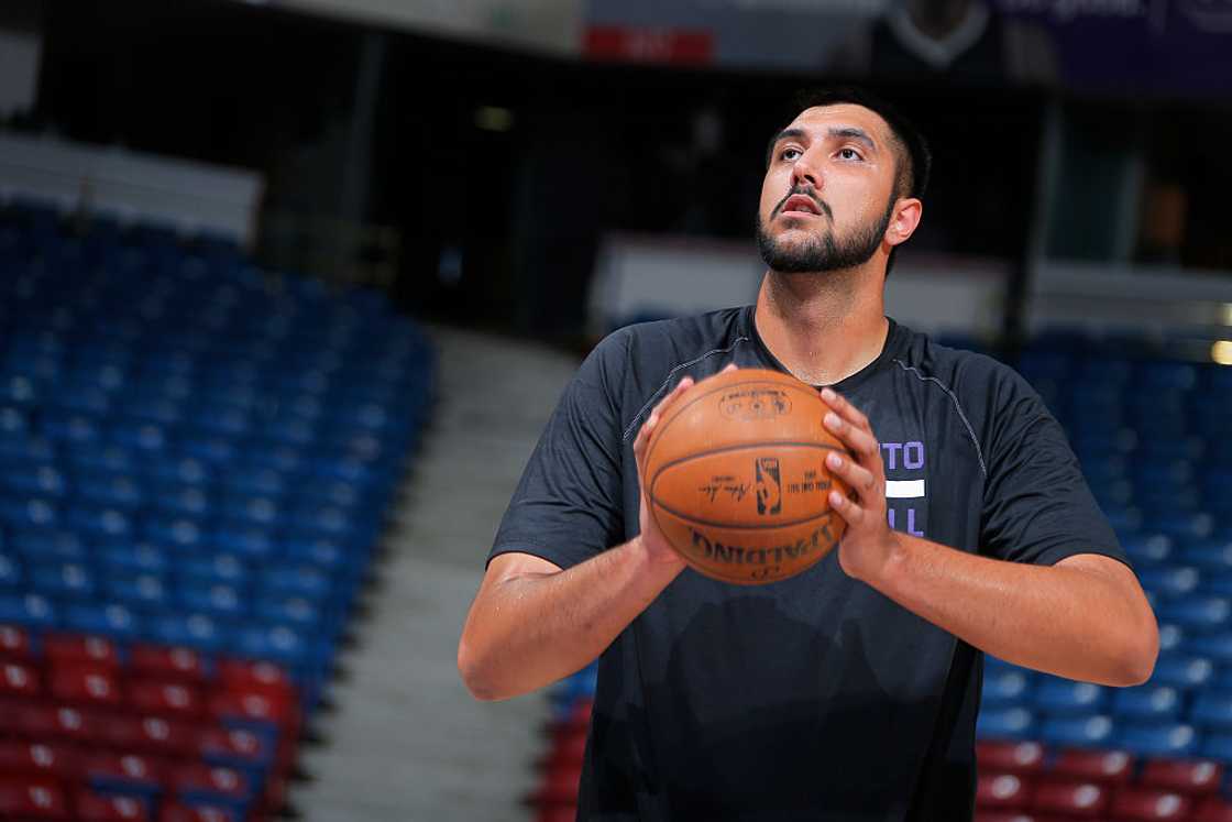 Sim Bhullar warms up against the Minnesota Timberwolves