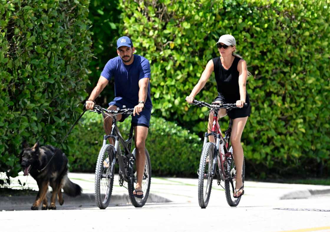 Joaquim Valente and Gisele Bündchen riding bikes