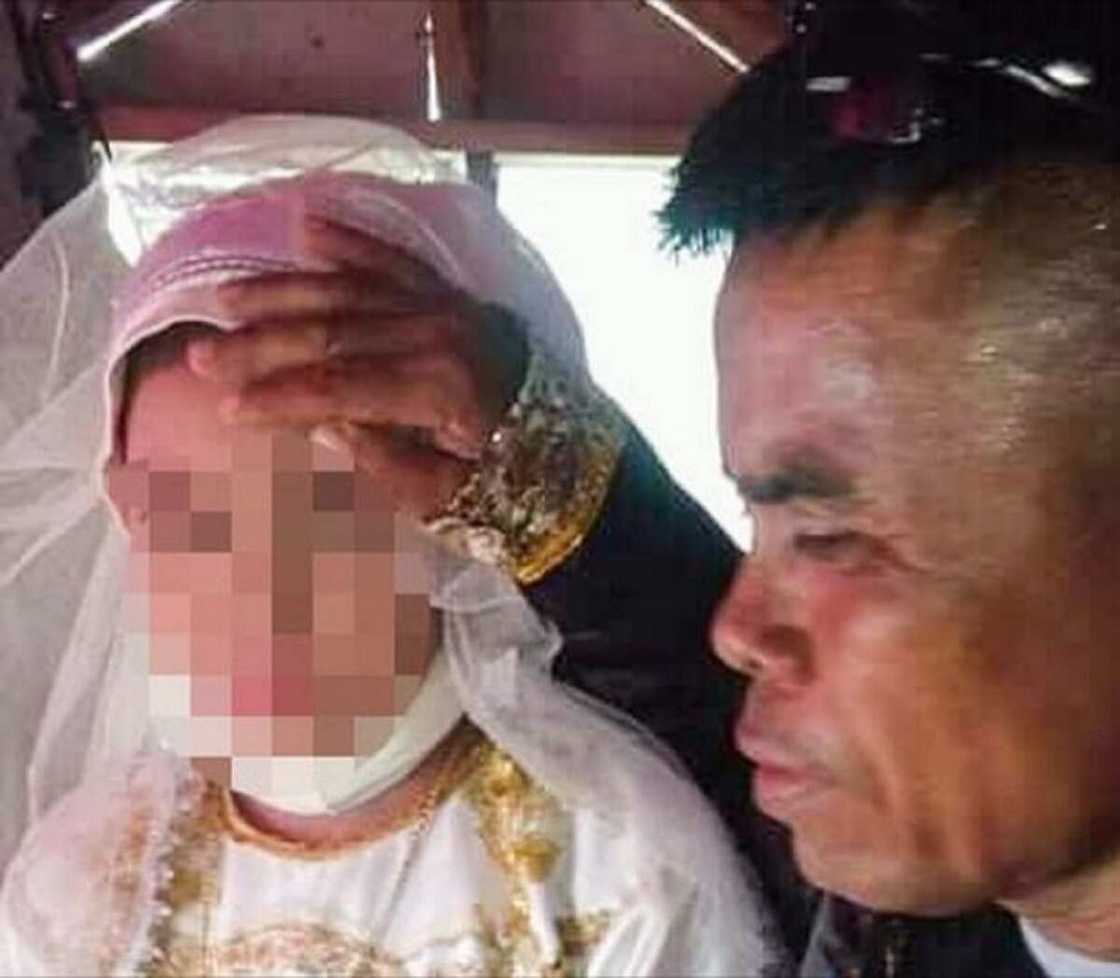 Hotunan auren dole da aka yi wa yarinya mai shekaru 13 da dattijo mai shekaru 48 Hotunan auren dole da aka yi wa yarinya mai shekaru 13 da dattijo mai shekaru 48