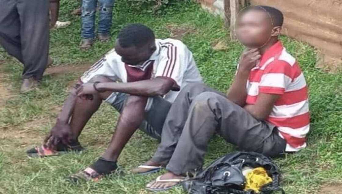 Dumu-dumu: Yadda aka kama matasa biyu suna luwadi da junansu Dumu-dumu: Yadda aka kama matasa biyu suna luwadi da junansu