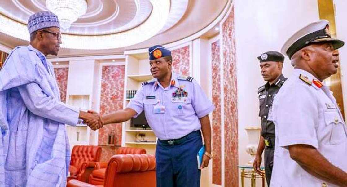 Buhari ya shiga ganawa ta musamman da shugabannin hukumomin tsaro, babu Monguno (Hotuna) Buhari ya shiga ganawa ta musamman da shugabannin hukumomin tsaro, babu Monguno (Hotuna)