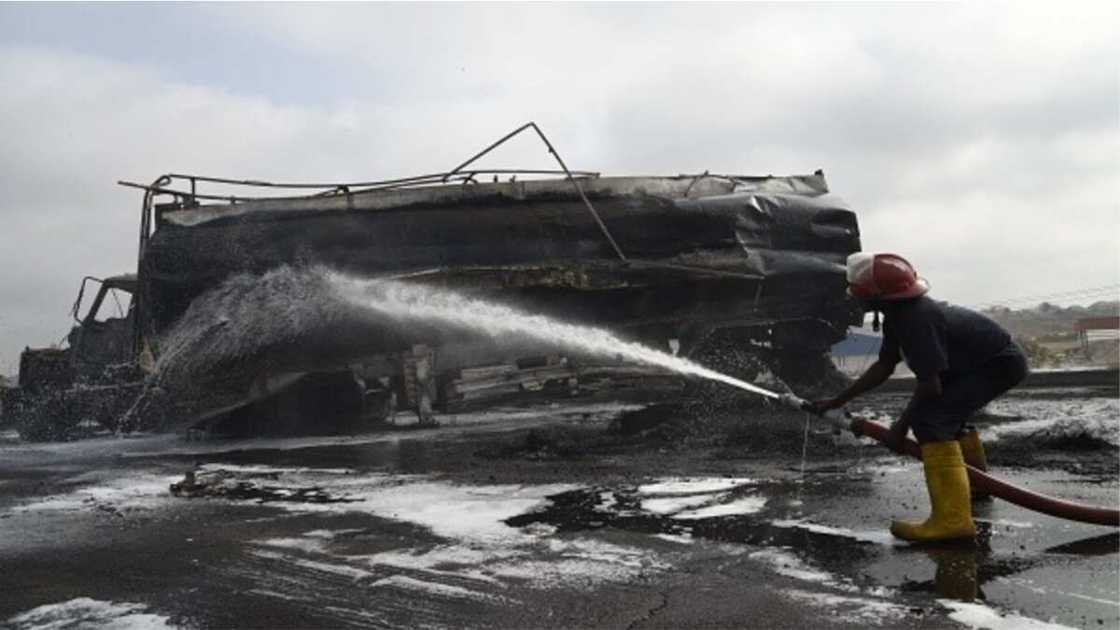 Lagos-Ibadan Expressway: Many Vehicles Burnt as Tanker Explodes Lagos-Ibadan Expressway: Many Vehicles Burnt as Tanker Explodes