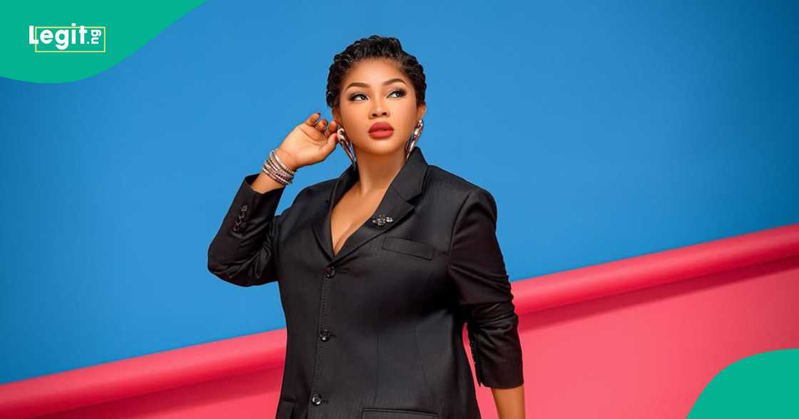 Mercy Aigbe almost in tears at the premiere of Labake Olododo produced by Iyabo Ojo after she lost her two phones. Mercy Aigbe almost in tears at the premiere of Labake Olododo produced by Iyabo Ojo after she lost her two phones.