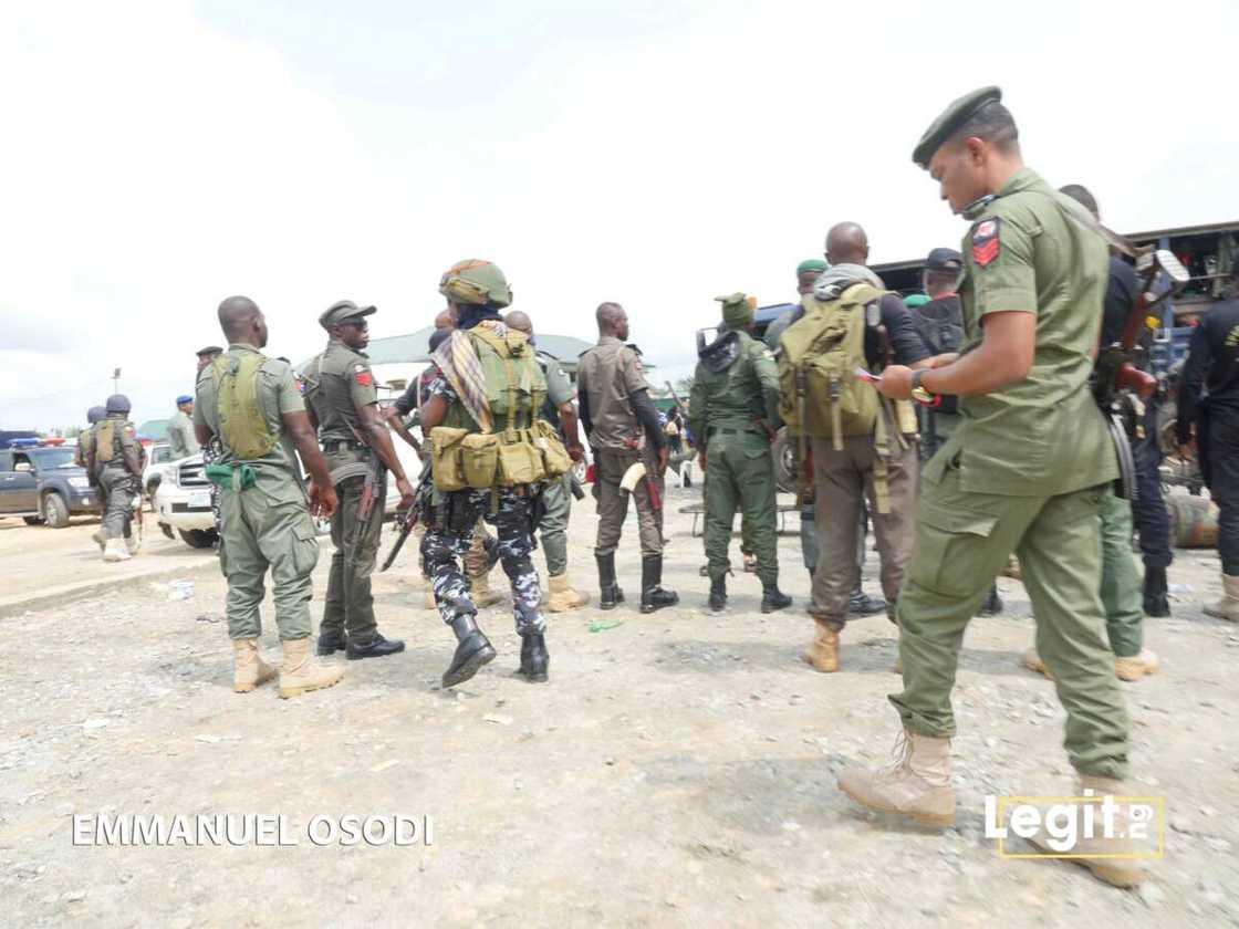 Nigerian policemen Nigerian policemen