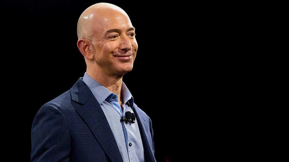 Takaitaccen tarihin rayuwa da arzikin Jeff Bezos, wanda ya ba $200b baya Takaitaccen tarihin rayuwa da arzikin Jeff Bezos, wanda ya ba $200b baya