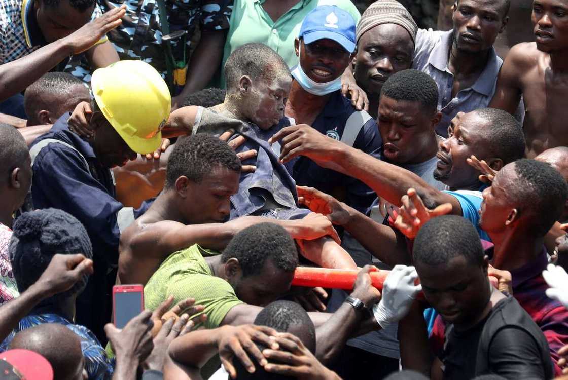 Hotuna da bidiyon yadda ake ceto daliban makarantar da ta rubza a Legas Hotuna da bidiyon yadda ake ceto daliban makarantar da ta rubza a Legas