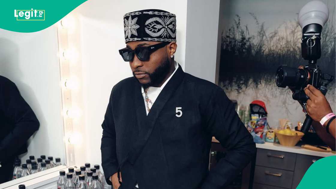 Crowd go wild after DJ played Wizkid's song at his concert.