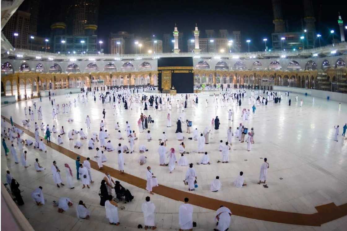 Saudiyya za ta ci tarar SAR 2000 kan duk wanda ya kunna waka yayin kiran sallah a kasar Saudiyya za ta ci tarar SAR 2000 kan duk wanda ya kunna waka yayin kiran sallah a kasar