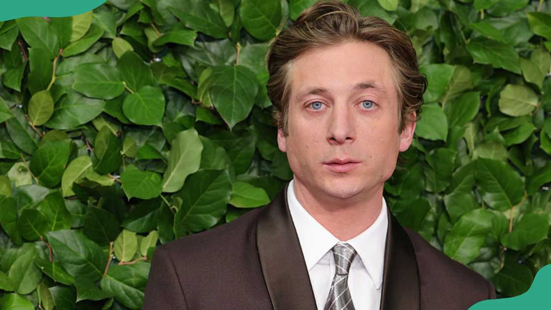 Jeremy Allen White attends an award ceremony Jeremy Allen White attends an award ceremony