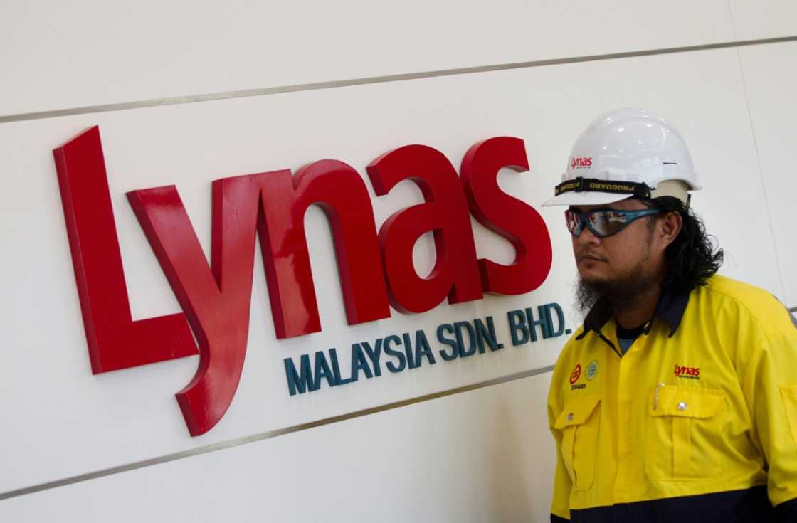 TO GO WITH Malaysia-Australia-China-resources-mining-environment,FOCUS by Julia Zappei
This picture taken on February 2, 2012 shows an engineer walking past a Lynas signboard at the Lynas plant administrative office in Gebeng, some 270 kilometres east of Kuala Lumpur.  Australian miner Lynas Corp on February 1, 2012 received a preliminary license to operate the plant in eastern Malaysia, which will process rare earths imported from the Mount Weld mine in Western Australia.     AFP PHOTO / Mohd Rasfan