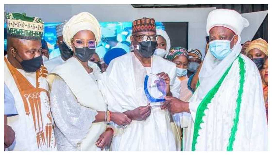 Kwara governor receiving an award Kwara governor receiving an award