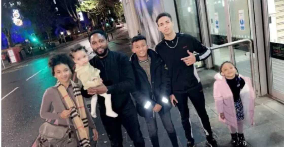 Celestine Babayaro da iyalansa Celestine Babayaro da iyalansa