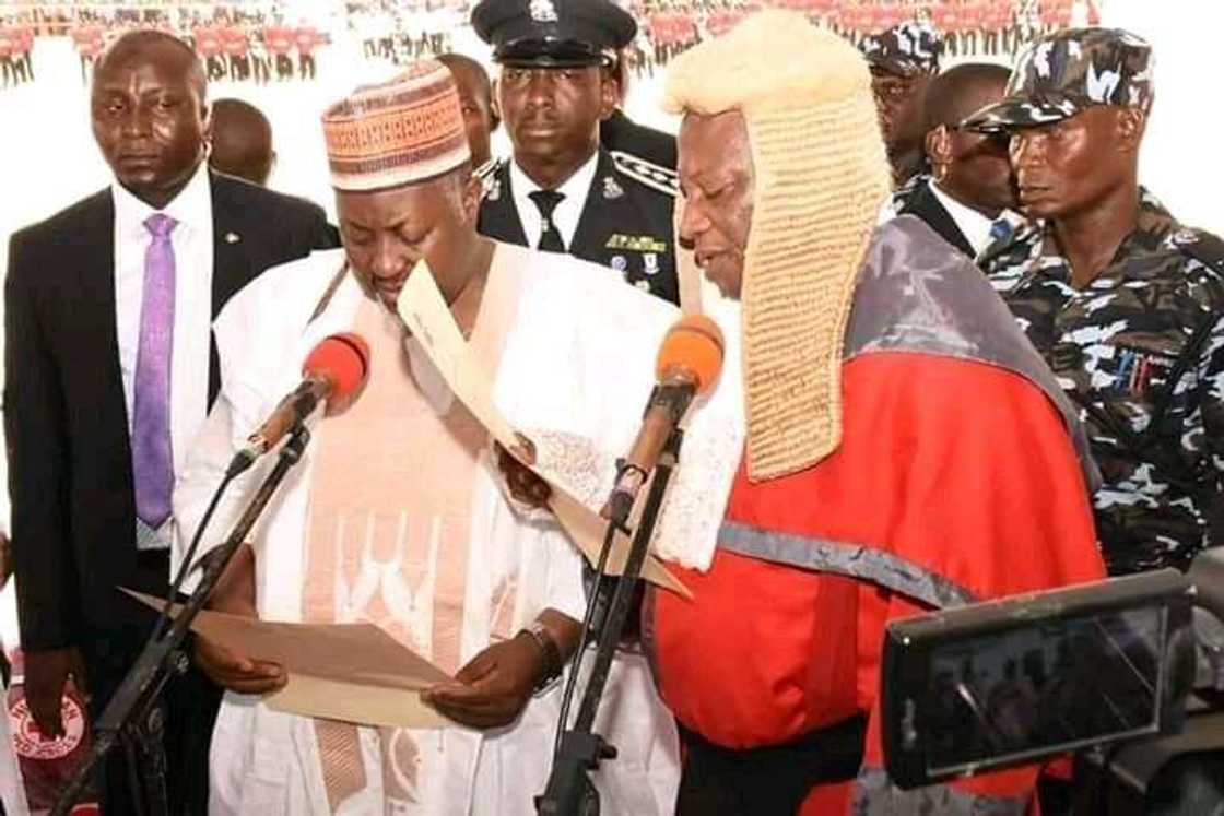 Tsofin gwamoni 4 a mulkin soji sun halarci bikin rantsar da Badaru a jihar Jigawa Tsofin gwamoni 4 a mulkin soji sun halarci bikin rantsar da Badaru a jihar Jigawa