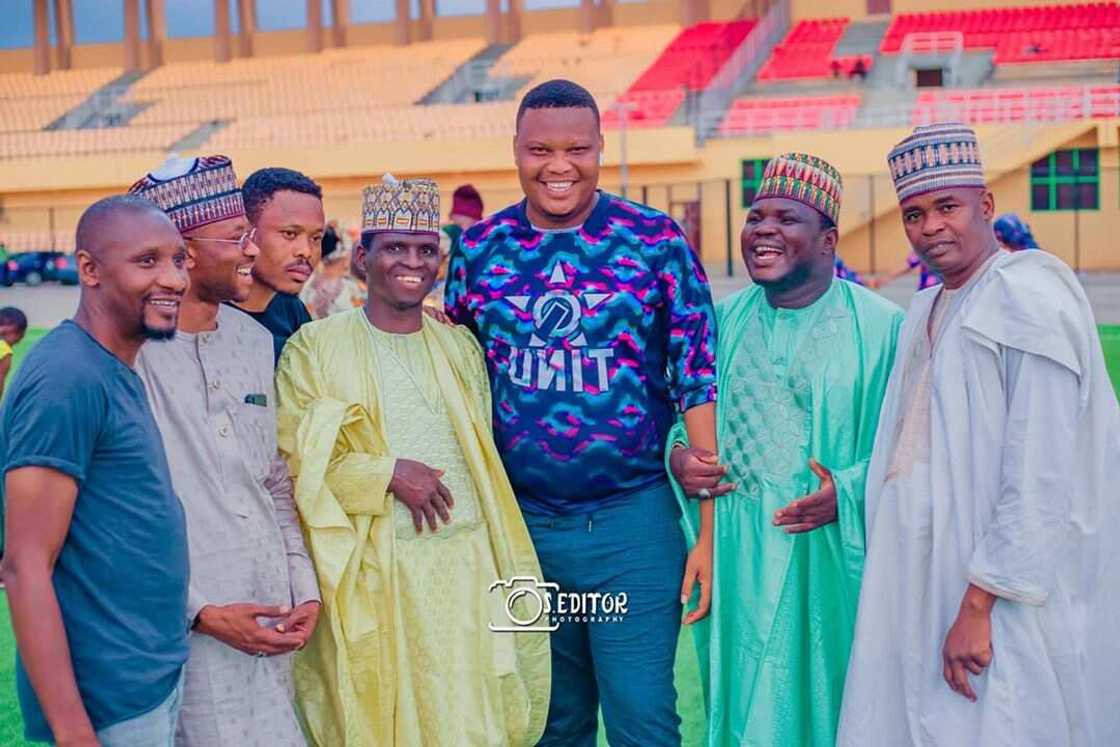 Hotuna: Mawaki Dauda Kahutu Rarara ya gwangwaje Bashir Maishadda da sabuwar mota Hotuna: Mawaki Dauda Kahutu Rarara ya gwangwaje Bashir Maishadda da sabuwar mota