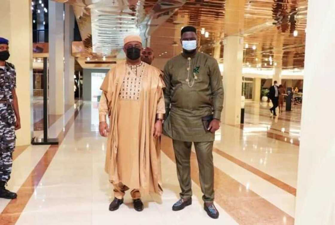 Hotunan Fani-Kayode da zukekiyar masoyiyarsa a wurin haska fim din Yahaya Bello Hotunan Fani-Kayode da zukekiyar masoyiyarsa a wurin haska fim din Yahaya Bello