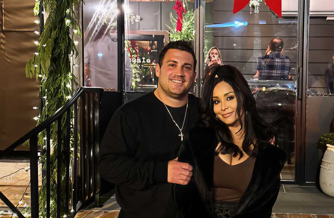 Jionni and Snooki posing outdoor