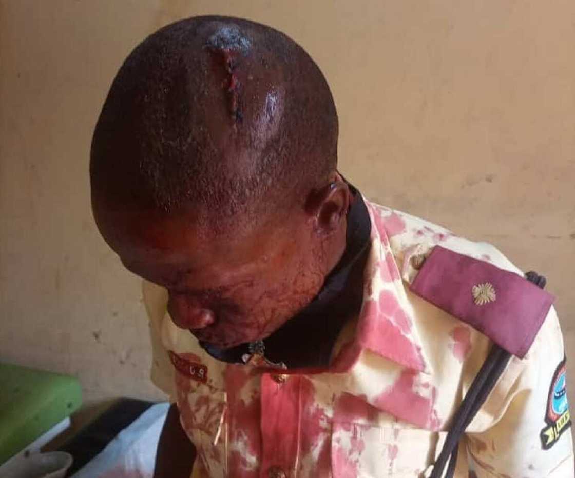 Hotuna: Direba ya ragargaza kan jami'in LASTMA da tabarya, ya bar shi rai a hannun Allah Hotuna: Direba ya ragargaza kan jami'in LASTMA da tabarya, ya bar shi rai a hannun Allah