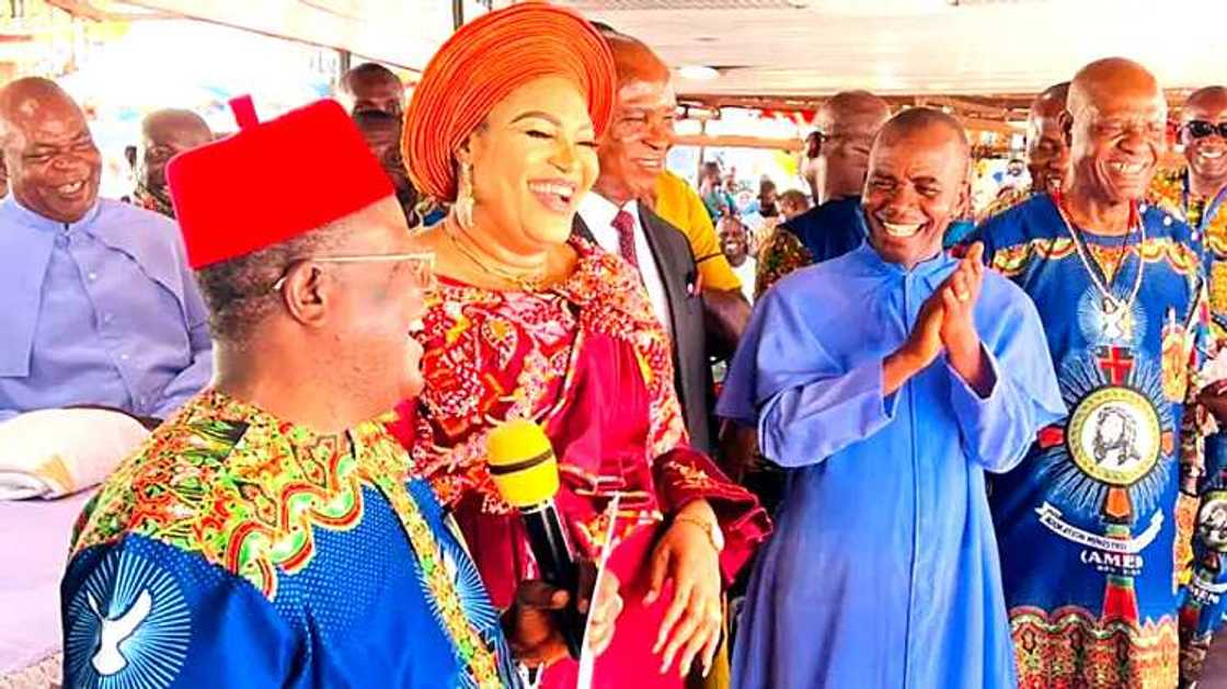 Gwamna ya gwangwaje Mbaka da N30m, doya 200 da buhun shinkafa 100 don ya daina sukar Buhari Gwamna ya gwangwaje Mbaka da N30m, doya 200 da buhun shinkafa 100 don ya daina sukar Buhari