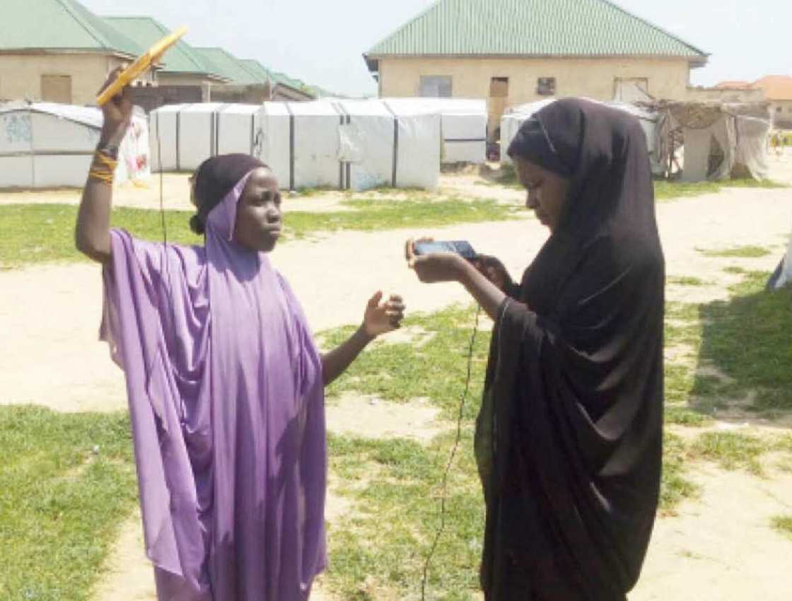 'Yan gudun hijira na bukatar gidaje yayin da gwamnati za ta rufe sansanoninsu a Borno 'Yan gudun hijira na bukatar gidaje yayin da gwamnati za ta rufe sansanoninsu a Borno