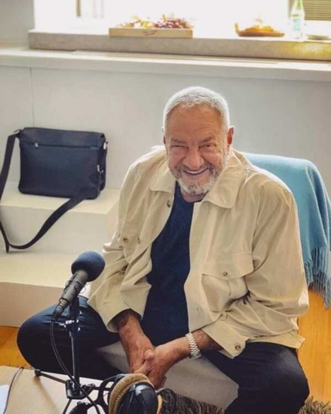 Biographie de D. Wolf, incontournable producteur de séries télé Biographie de D. Wolf, incontournable producteur de séries télé