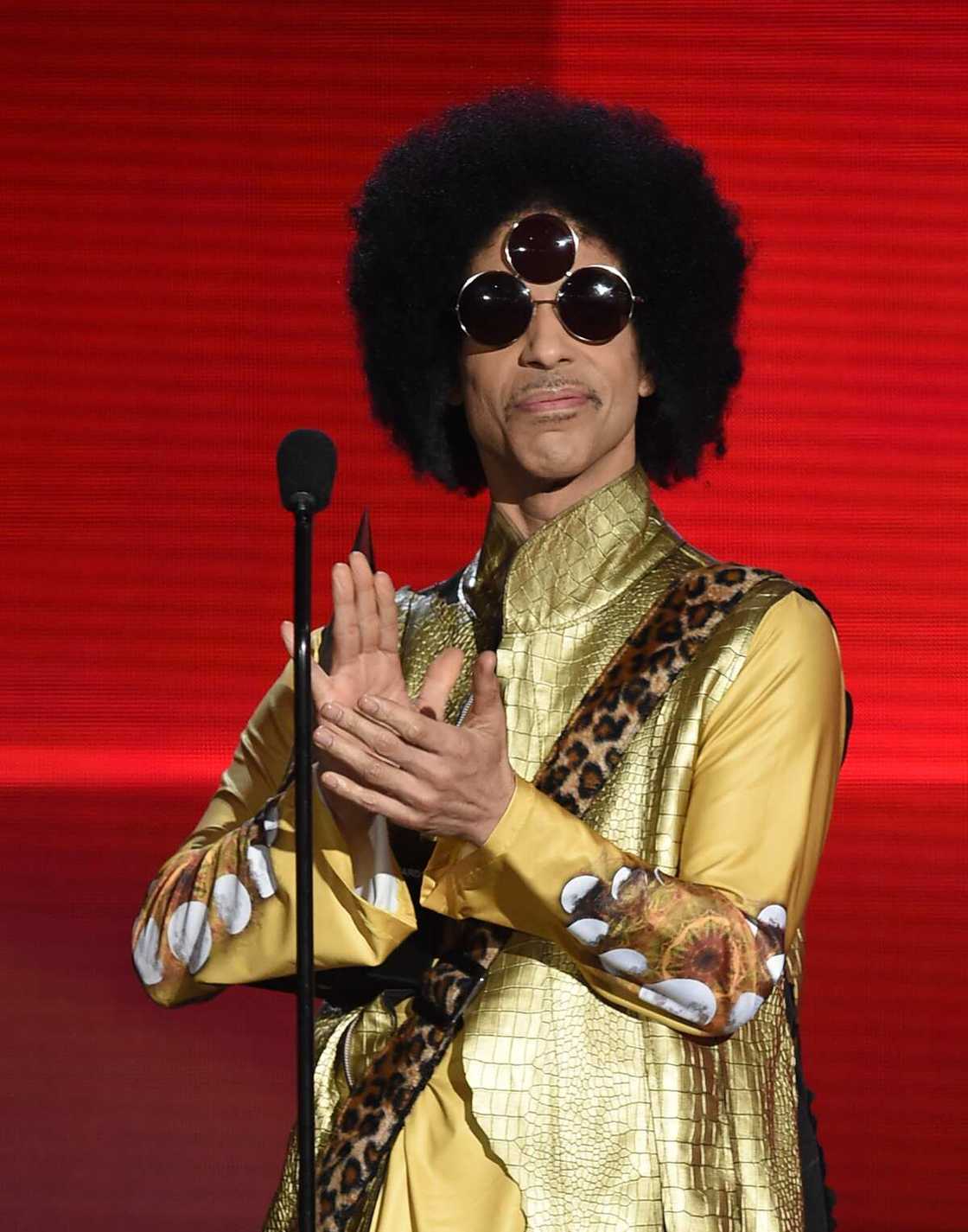 Le musicien Prince prend la parole sur scène lors des American Music Awards 2015 au Microsoft Theatre le 22 novembre 2015 à Los Angeles, en Californie. (Photo de Kevin Winter) Le musicien Prince prend la parole sur scène lors des American Music Awards 2015 au Microsoft Theatre le 22 novembre 2015 à Los Angeles, en Californie. (Photo de Kevin Winter)