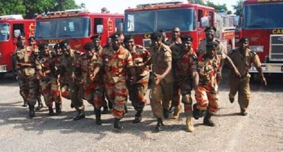Ghanaian Fire Service wedding goes viral as couple get 'beaten' with water by colleagues Ghanaian Fire Service wedding goes viral as couple get 'beaten' with water by colleagues