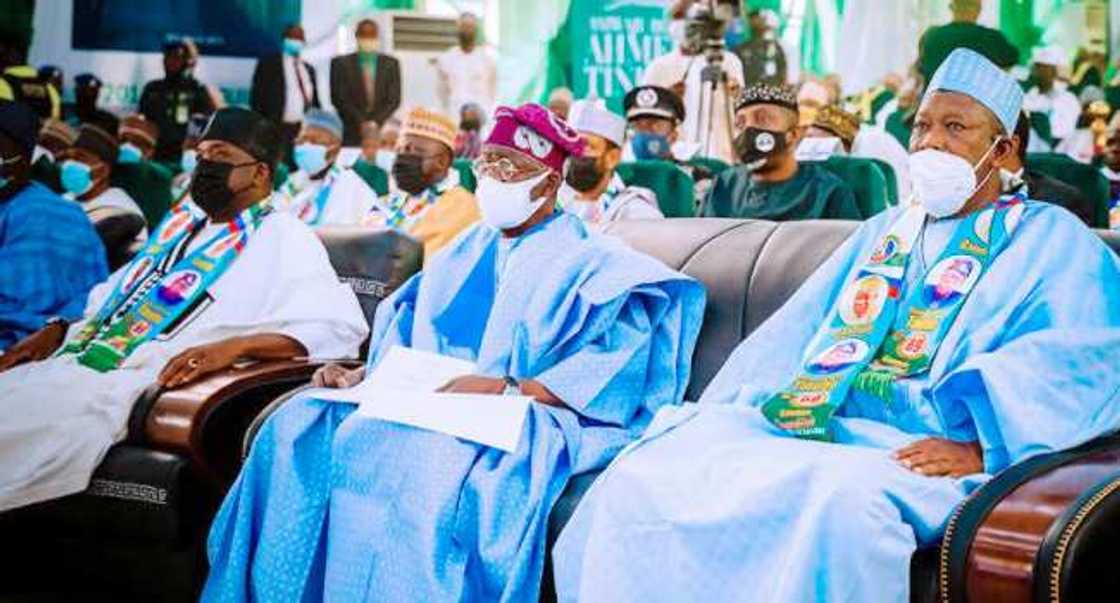 Gwamna Ganduje tare da Bola Tinubu. Gwamna Ganduje tare da Bola Tinubu.