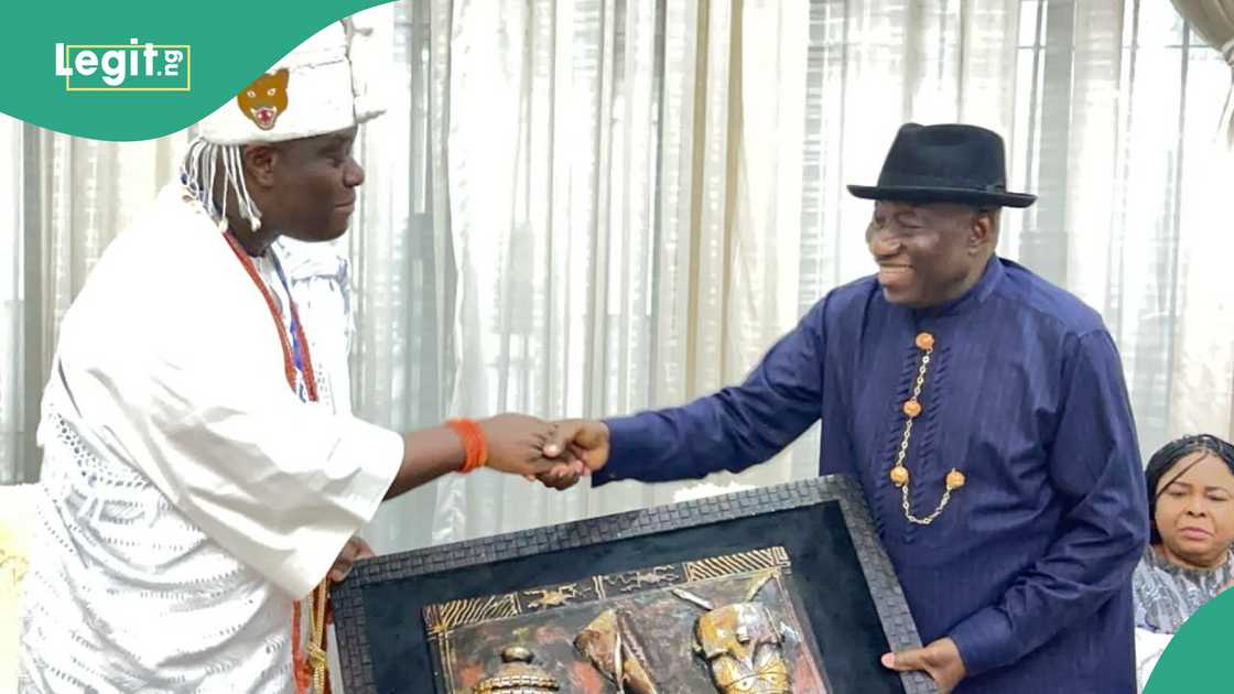 Jonathan hosts Ooni in Bayelsa, shares photos Jonathan hosts Ooni in Bayelsa, shares photos