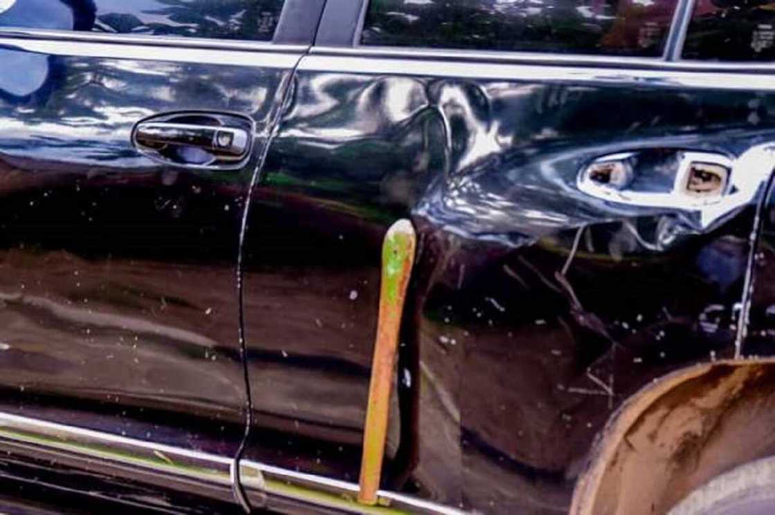 Da duminsa: 'Yan daba sun kaiwa tawagar gwamna hari (Hotuna da bidiyo) Da duminsa: 'Yan daba sun kaiwa tawagar gwamna hari (Hotuna da bidiyo)