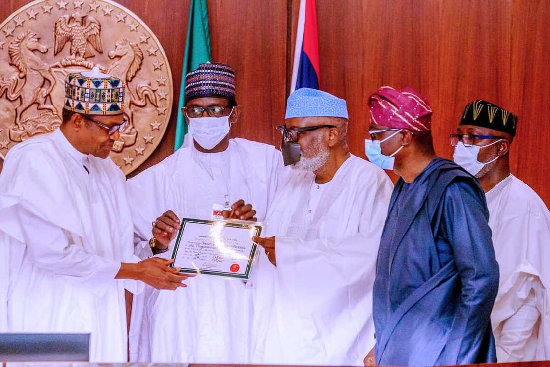 Da ɗuminsa: Akeredolu ya gana da Buhari, ya bukaci mataimakinsa ya yi murabus Da ɗuminsa: Akeredolu ya gana da Buhari, ya bukaci mataimakinsa ya yi murabus