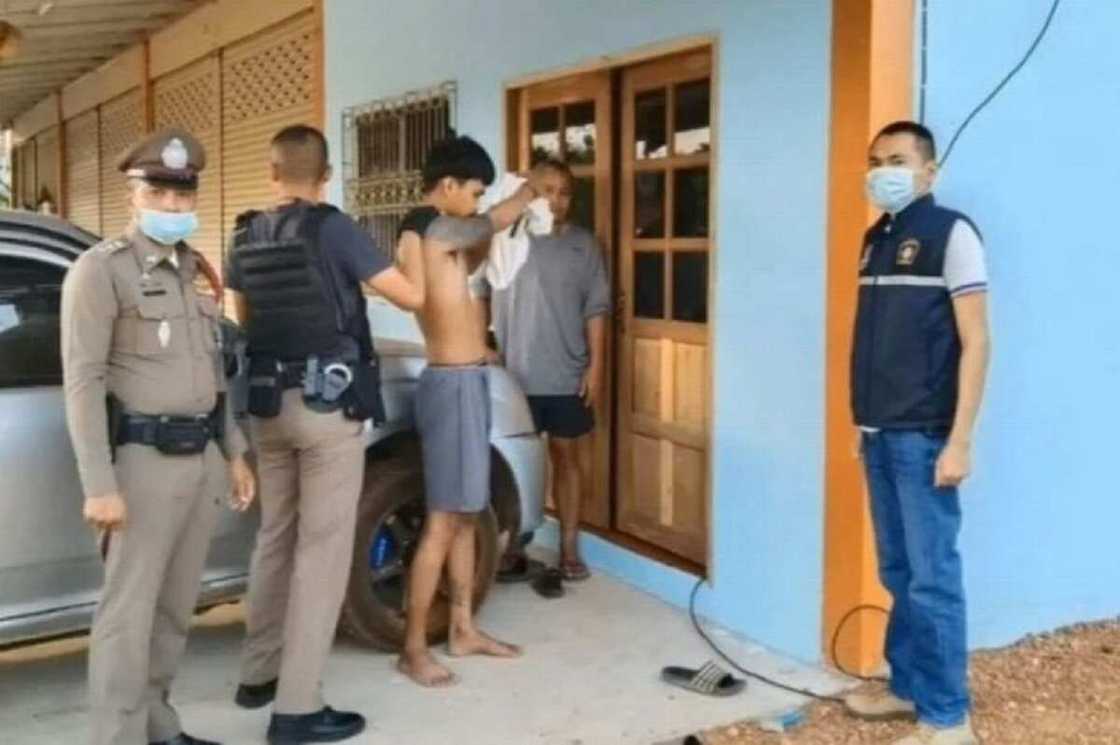 Hotunan ɓarawon da aka kama yana sharɓar barci a gidan ɗan sanda da ya shiga yin sata Hotunan ɓarawon da aka kama yana sharɓar barci a gidan ɗan sanda da ya shiga yin sata