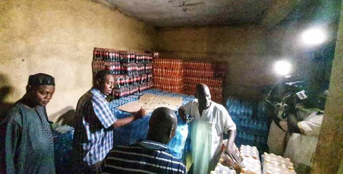 Hotunan Zulum tare da mazauna kauyen Banki yayin da suke cin kasuwar dare Hotunan Zulum tare da mazauna kauyen Banki yayin da suke cin kasuwar dare