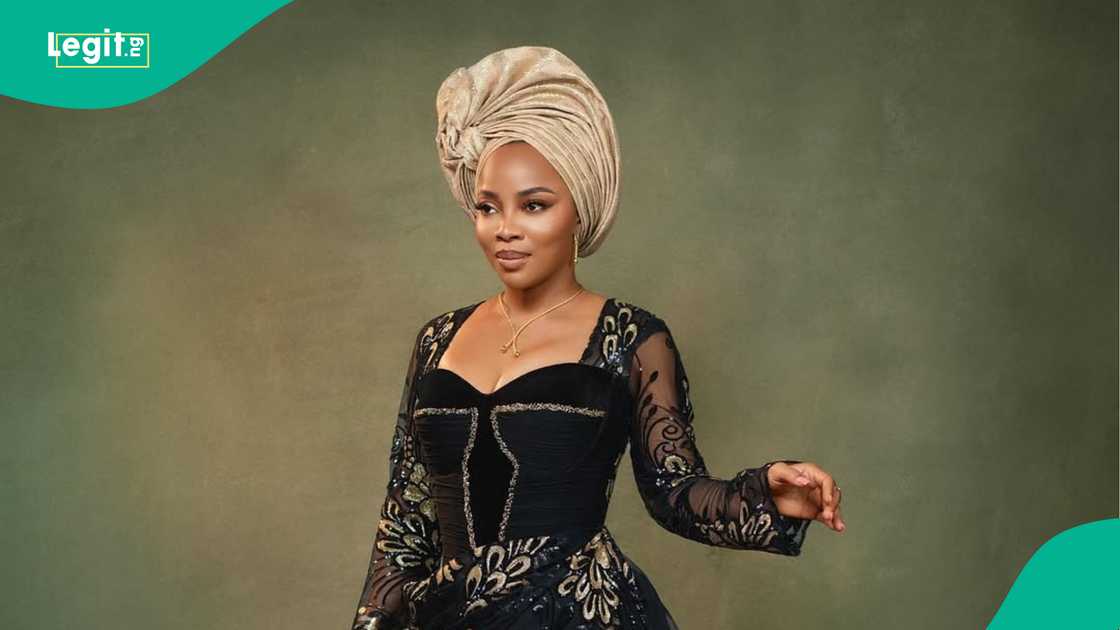 Toke Makinwa replies critic who asked her about breastfeeding. Toke Makinwa replies critic who asked her about breastfeeding.