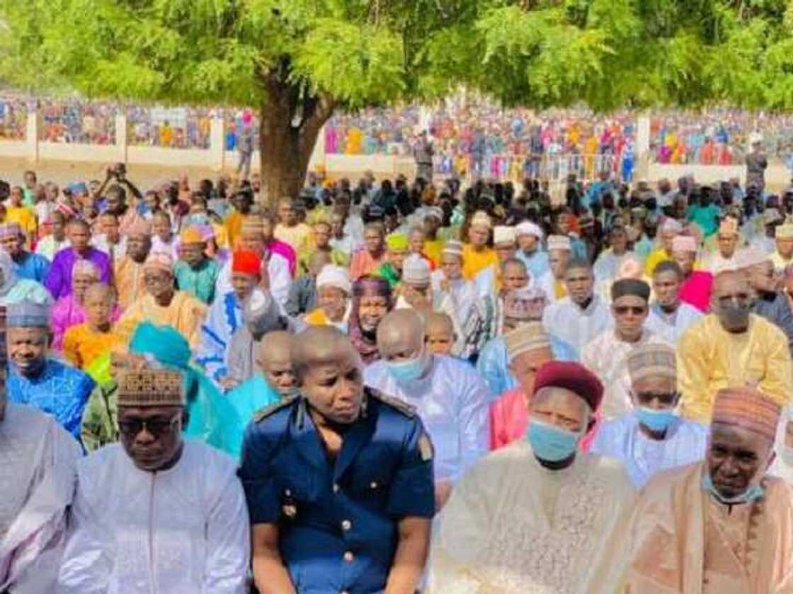 Yau take ranar sallah: Hotunan yadda al'ummar Musulmi suka sallaci Idi a Nijar Yau take ranar sallah: Hotunan yadda al'ummar Musulmi suka sallaci Idi a Nijar