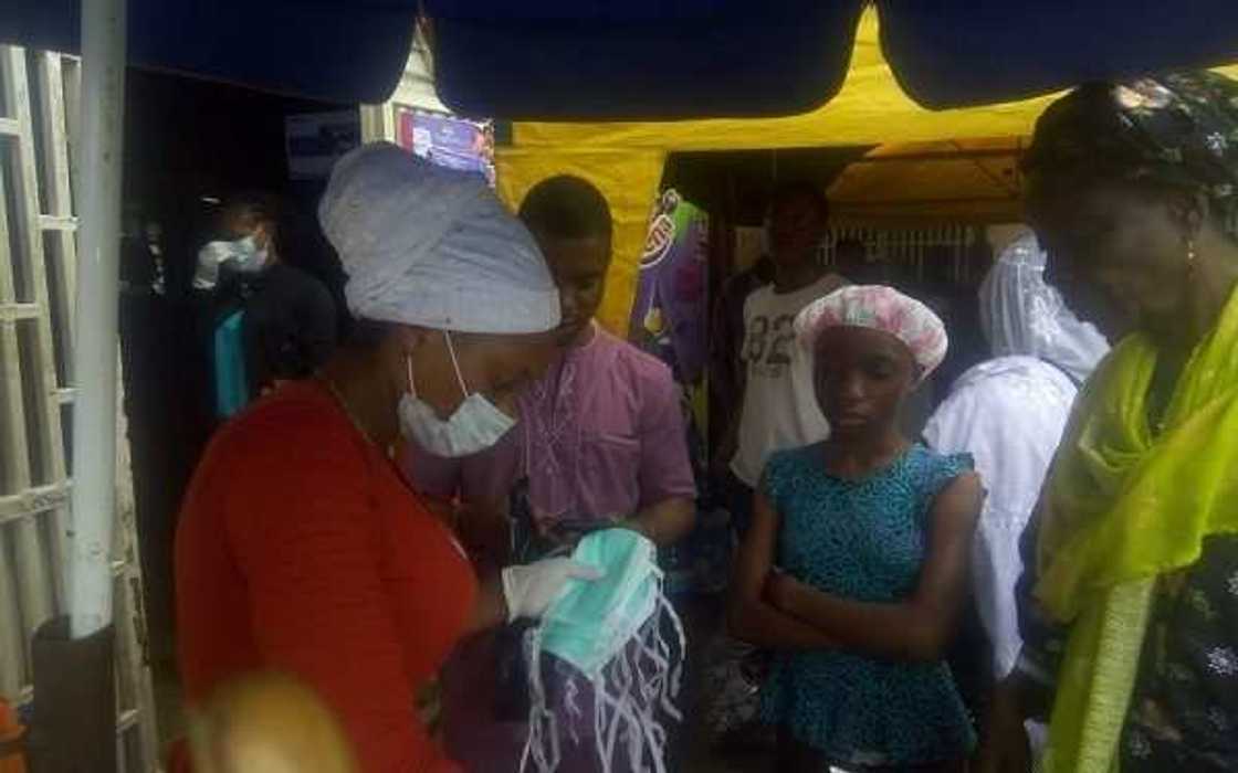 Cikin hotuna: Yadda jama'a ke rububin sayen kayan kare kai daga kamuwa daga kwayar cutar coronavirus a Legas Cikin hotuna: Yadda jama'a ke rububin sayen kayan kare kai daga kamuwa daga kwayar cutar coronavirus a Legas